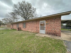 Building Photo - Tour Today! : 2 bedroom 1 bath duplex in W...