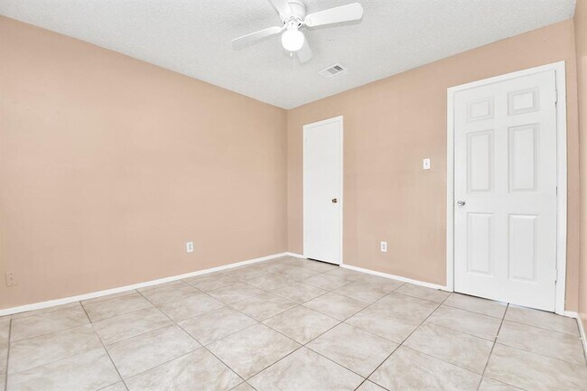 Building Photo - 17035 Quail Bend Dr