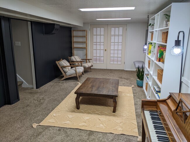Den - 1820 N Afton Cir