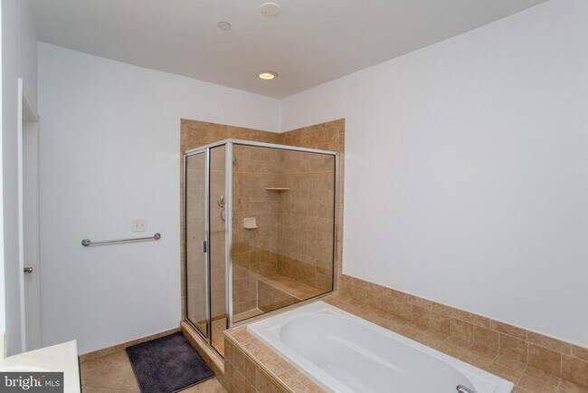 Building Photo - 523 Carson Terrace