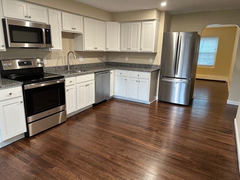 unit 2 kitchen pic1 - 75 Wales St