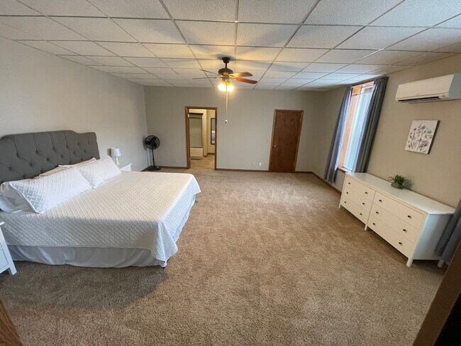 Large master bedroom with king size bed - 259 S Miami St