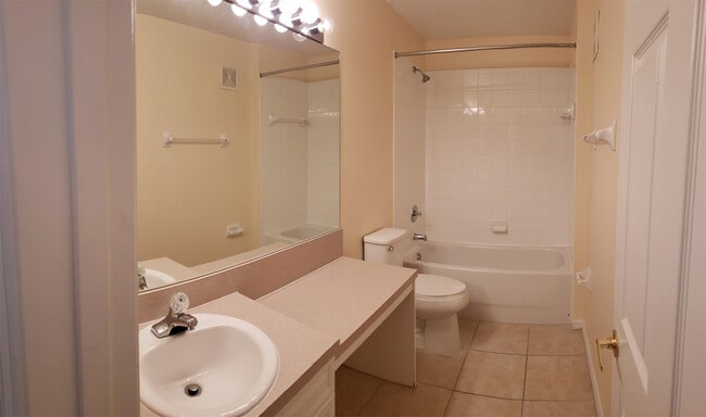 Building Photo - 2807 Fan Palm Dr