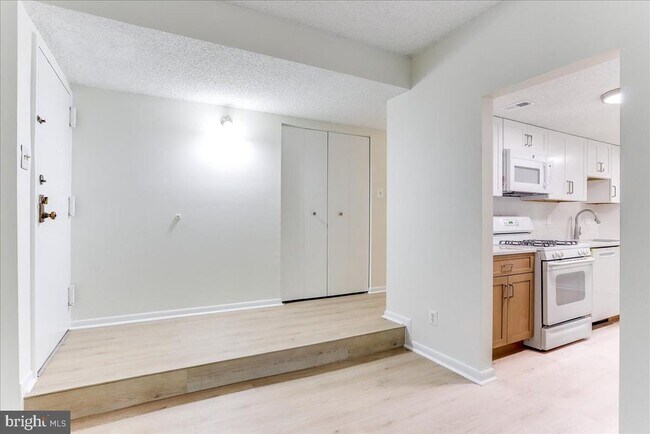 Building Photo - 11823 Breton Ct