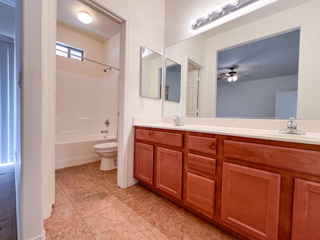 Building Photo - TOWNHOME - COTTONWOOD - VILLAS ON ELM