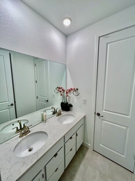 Building Photo - 821 Wildrose Pl