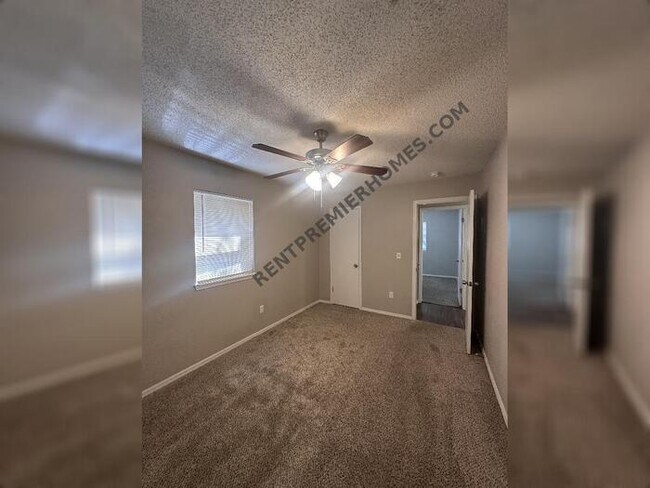 Building Photo - 4400 Meadowpark Dr