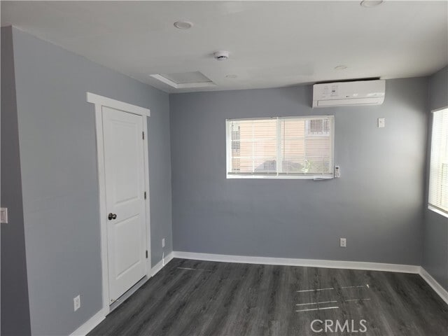 Building Photo - 1825 S Van Ness Ave