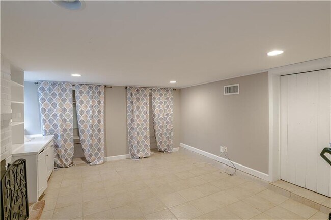 Building Photo - 324 Dalewood Dr