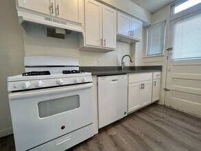 Building Photo - Stunning Two Bedroom Apartment in Oakland!...