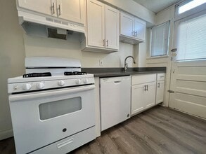 Building Photo - Stunning Two Bedroom Apartment in Oakland! Washer & Dryer Hook-Ups in Basement! Call Today!