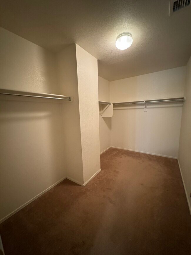 Building Photo - HOUSE FOR RENT
