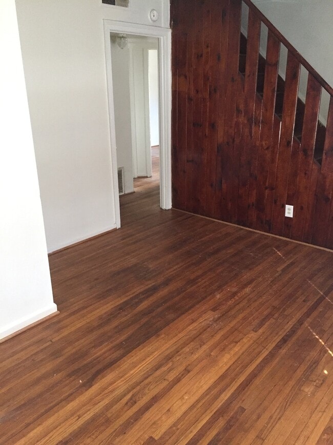 Building Photo - 1005 Nancy Ln SE