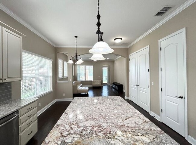 Building Photo - Stunning 3/2.5 Stylish Home with a Detache...