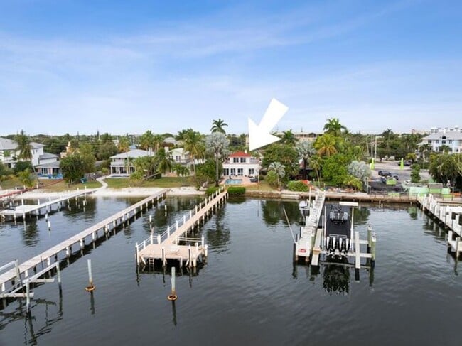 Building Photo - 114 S Lake Dr