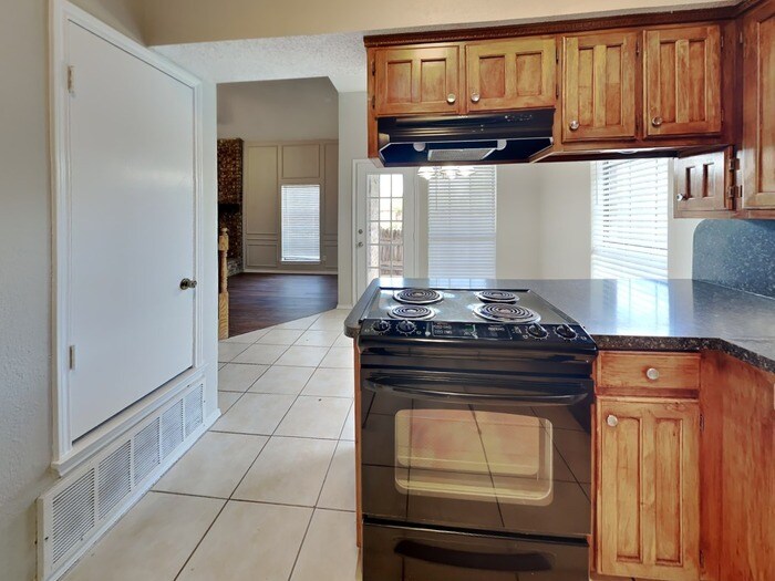 Building Photo - 104 NE Timber Ridge Dr