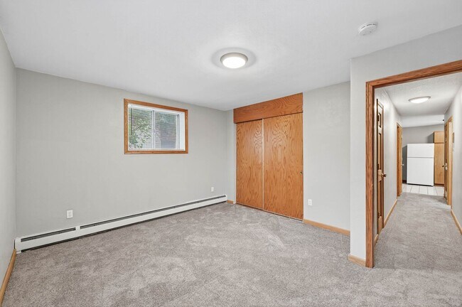 Building Photo - Updated Spacious 2BR/1 Bath Apartment Avai...