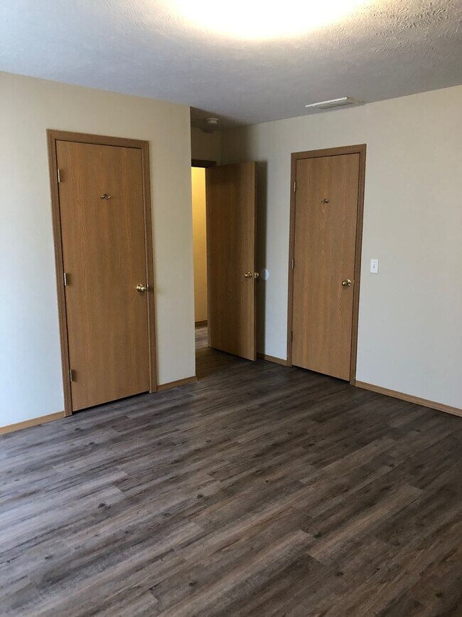 Building Photo - Updated 2 bedroom - 2 bath Duplex in Clever