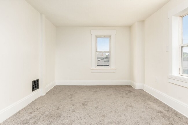 Building Photo - 479 Siebert St