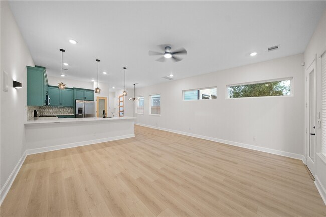 Building Photo - 1411 Bayou St