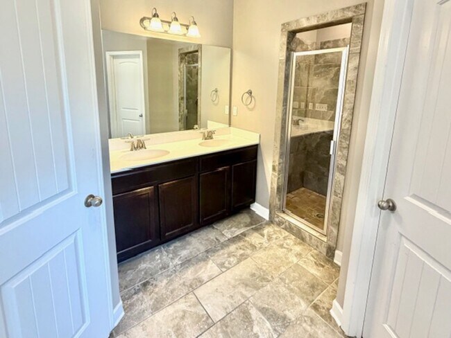 Building Photo - GlenlaurelWay7567