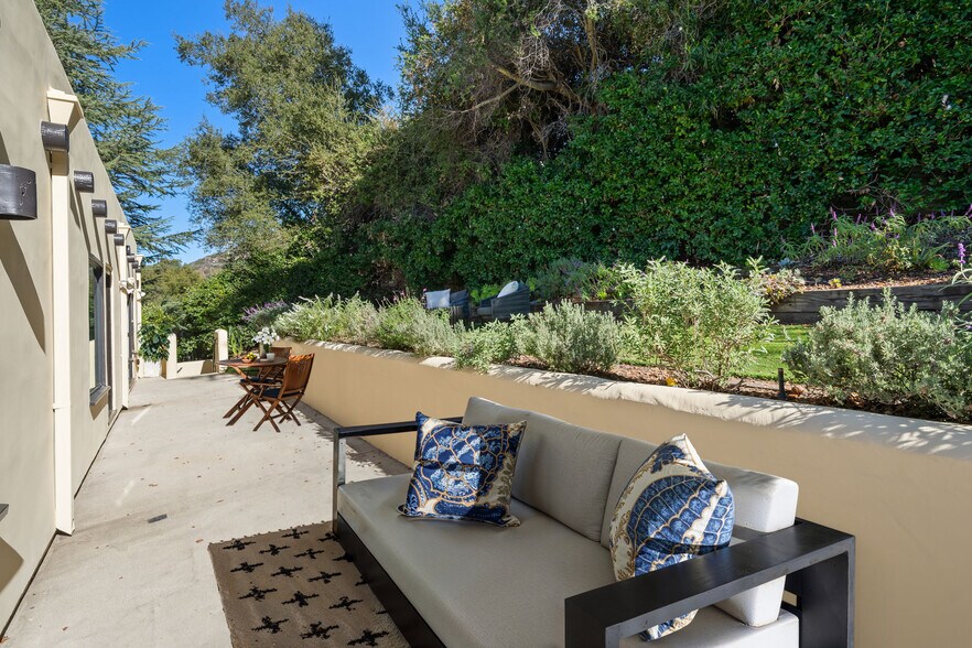 Lower yard patio - 25648 Timpangos Dr