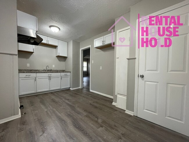 Building Photo - NEW LISTING | 2 BEDS 1 BATH | BASEMENT | G...