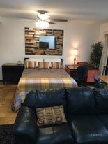 Building Photo - 11114 Oak Leaf Dr