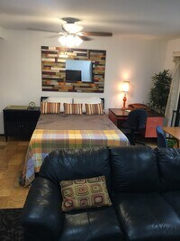 Building Photo - 11114 Oak Leaf Dr