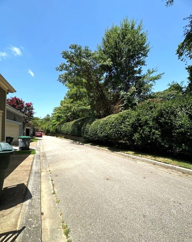 Building Photo - Gorgeous 4 Bedroom Home A Must See