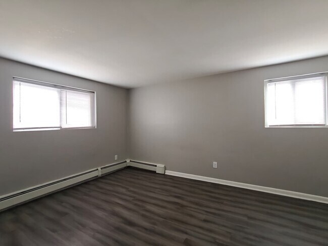 Building Photo - 308 Main St