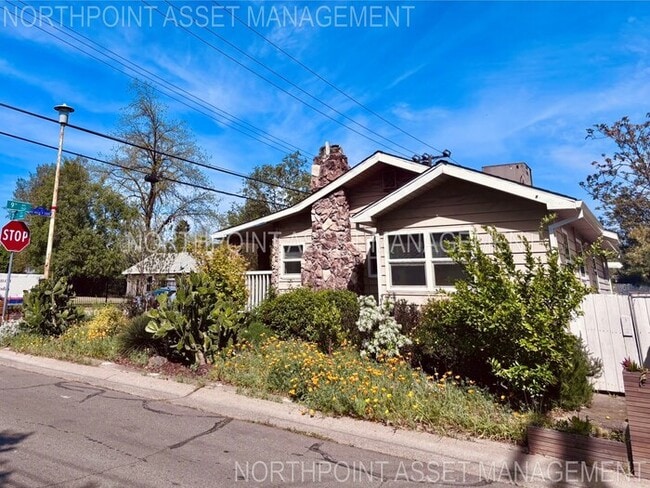 Building Photo - Welcome to this stunning 4-bedroom, 2-bath...