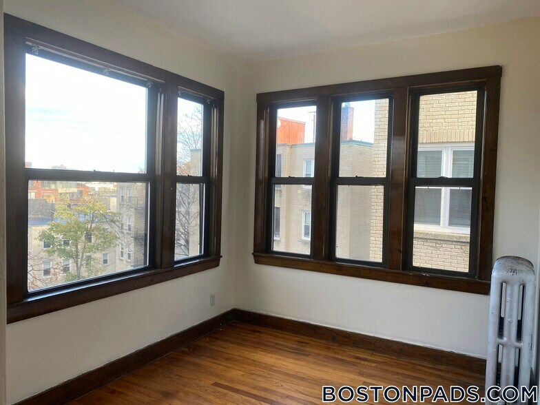 Building Photo - 240 Kelton St