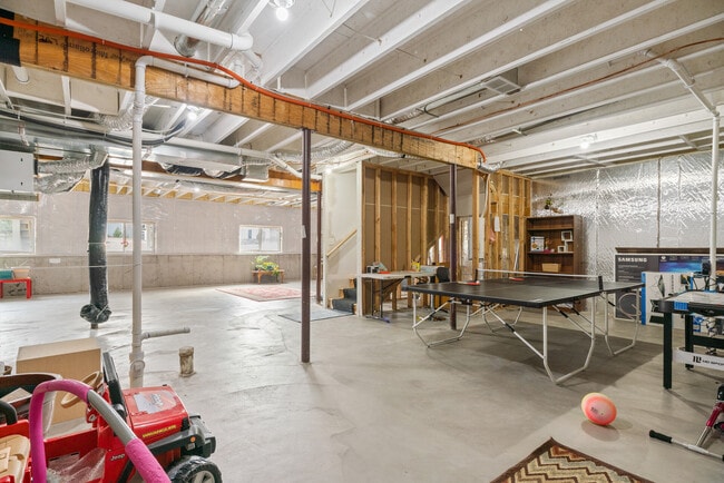 Building Photo - 657 Aster Rd