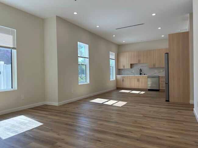 Building Photo - 6571 Ponce Ave