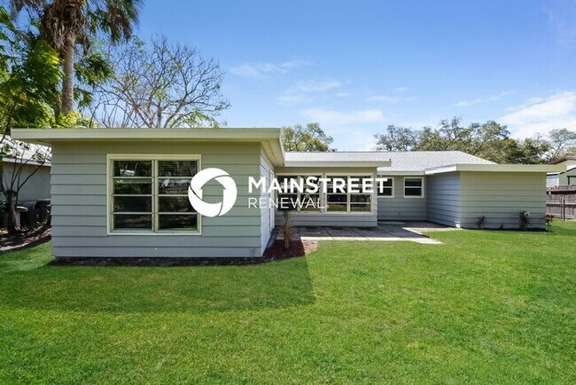 Building Photo - 3 Bedroom Pet-Friendly Home in Sarasota, FL with Main Street Renewal