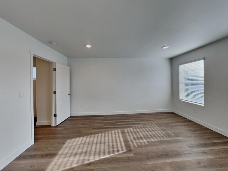 Building Photo - 3022 85th Dr NE
