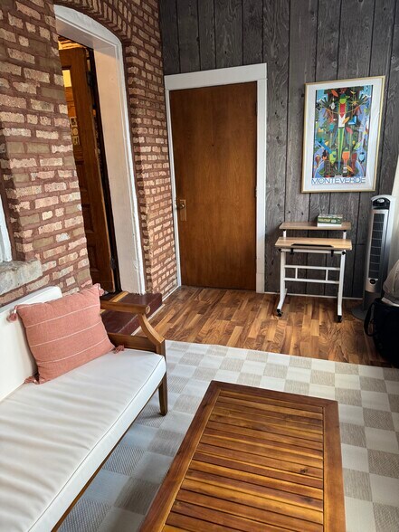 Building Photo - 1037 N Damen Ave