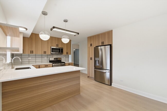 Building Photo - 5915 N Milwaukee Ave