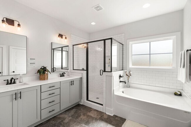 Building Photo - Designer Home near Auburn University's Campus!