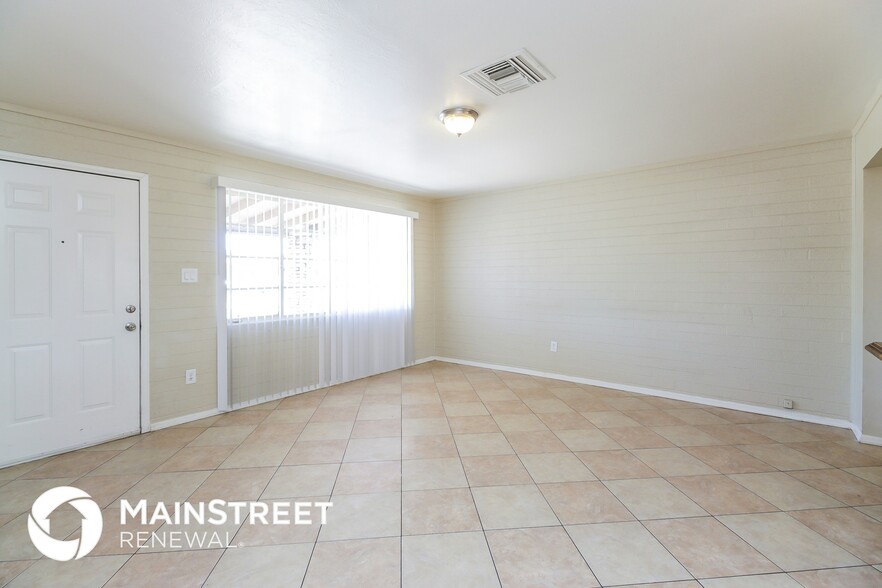 Building Photo - 3908 W Lewis Ave