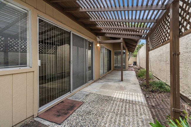 Building Photo - 2 Bedroom, 2 Bath Home with Bonus Room
