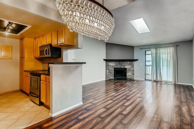 Building Photo - Stunning 2 Bedroom Near Lowry!!!!