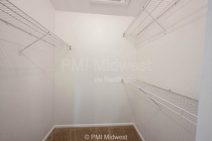 Building Photo - 4291 Village Pkwy Cir W