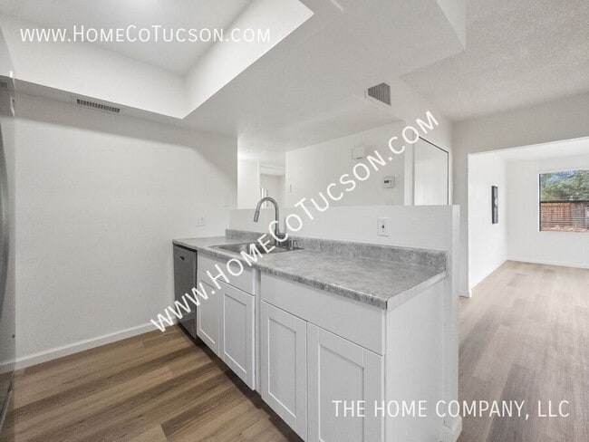 Building Photo - 5123 Paseo Las Palmas