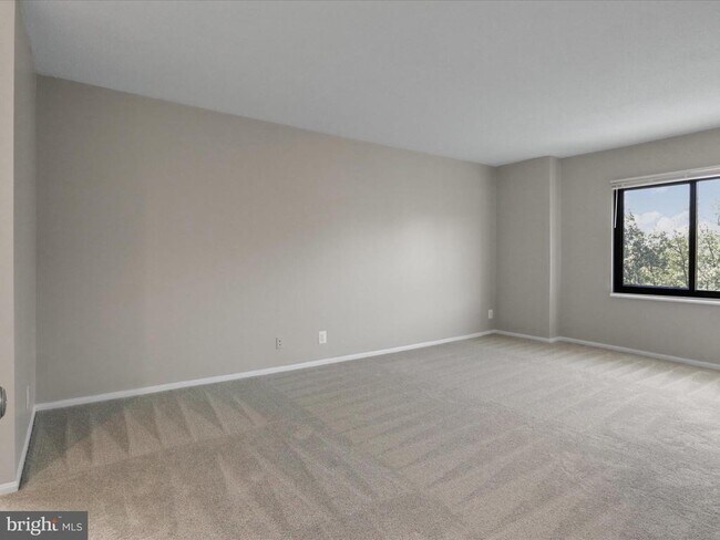 Building Photo - 203 Yoakum Pkwy