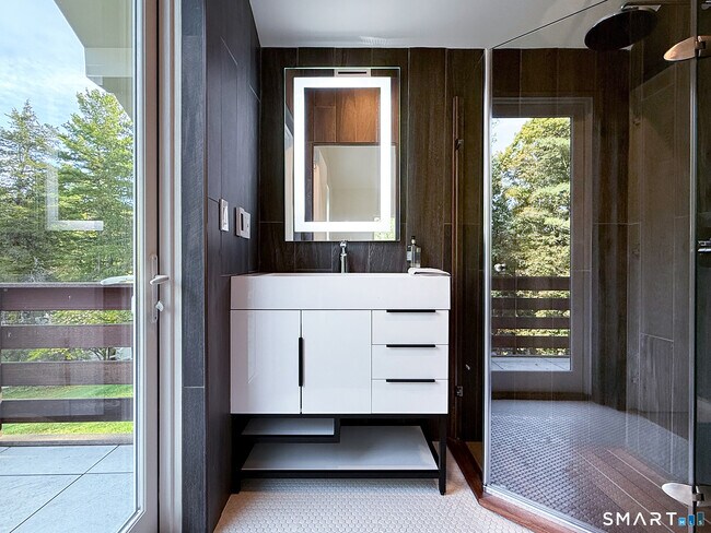 Building Photo - 110 Sharon Rd