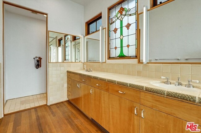 Building Photo - 3916 Rambla Orienta