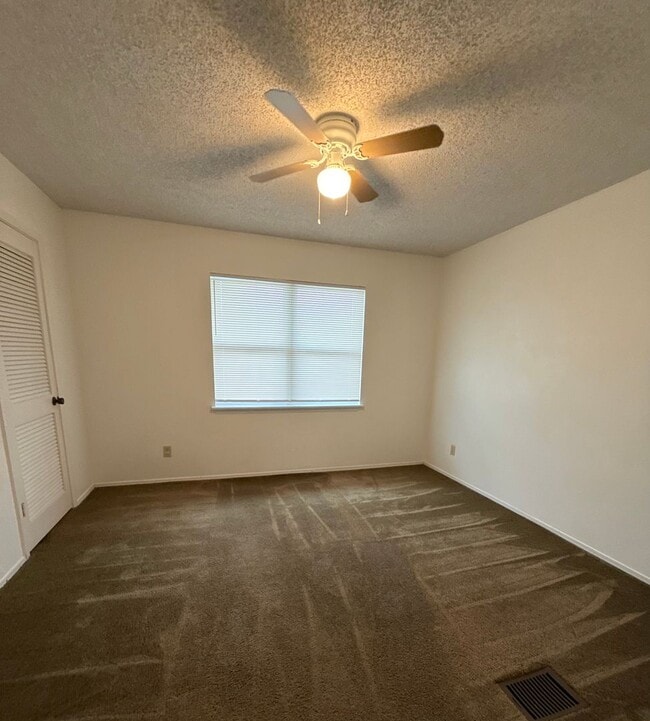 Building Photo - New Listing!