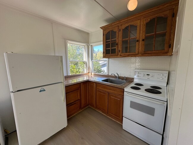 Building Photo - One bedroom, one bath, balcony and great views!